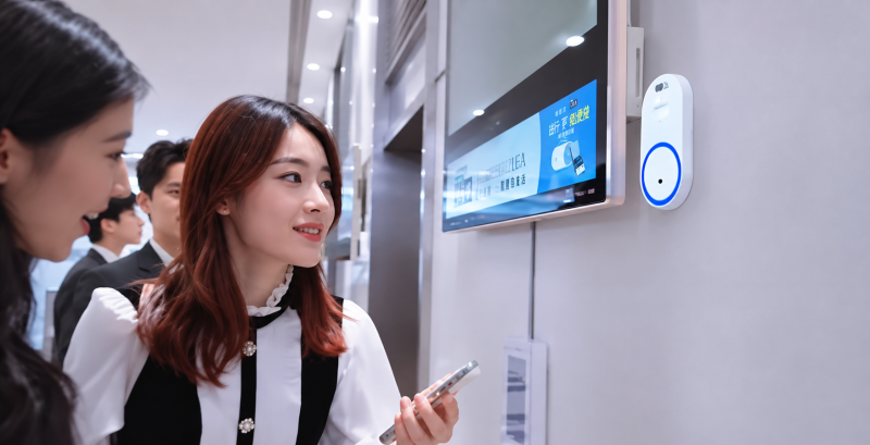 Chạm để Nhận: Thị Trường Trung Quốc Đã Biến Màn Hình Thang Máy Thành Điểm Chạm Tương Tác Như Thế Nào?
